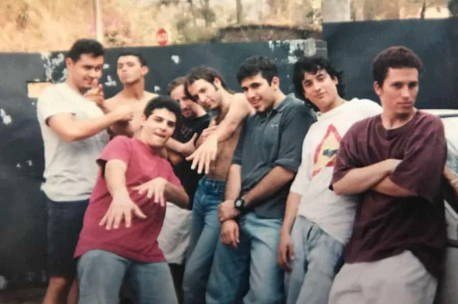 Chita, Yuri, Alex, Wicho, Álvaro, Páez, Piolly y Perú frente a Casa Jaguar en 1997