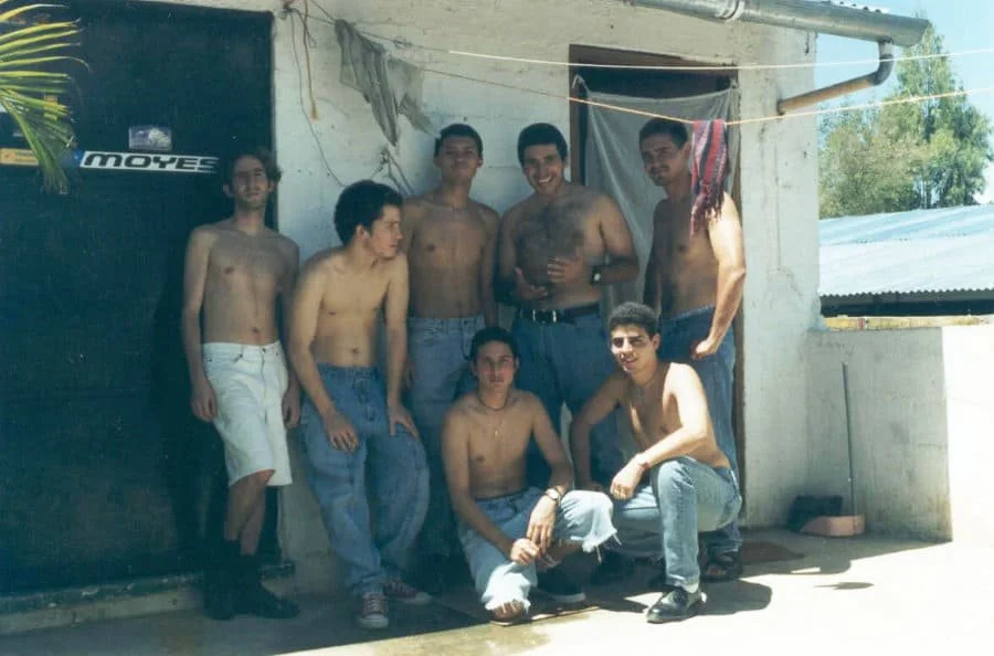 Malacates en sus primeros meses, afuera de la bodega de ensayo en 1997